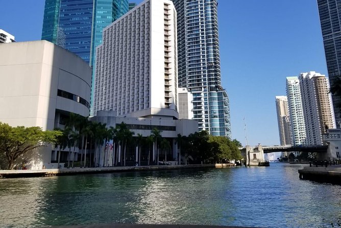 24 Ft Miami Bay: Private Boat, Gas Included , 6 people, Captained - Music, snacks, and comfort: the stuff that makes a bay day work