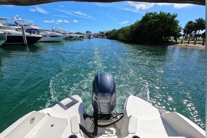 24 Ft Miami Bay: Private Boat, Gas Included , 6 people, Captained - What “24 ft” means in real life: comfort, speed, and passenger count