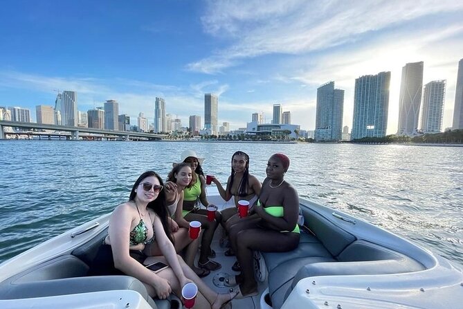 26 Ft Boat, Miami Bay Tour for 2 or 4 hours. 10 people - Time on the Water: 2 Hours vs 4 Hours (What Changes)