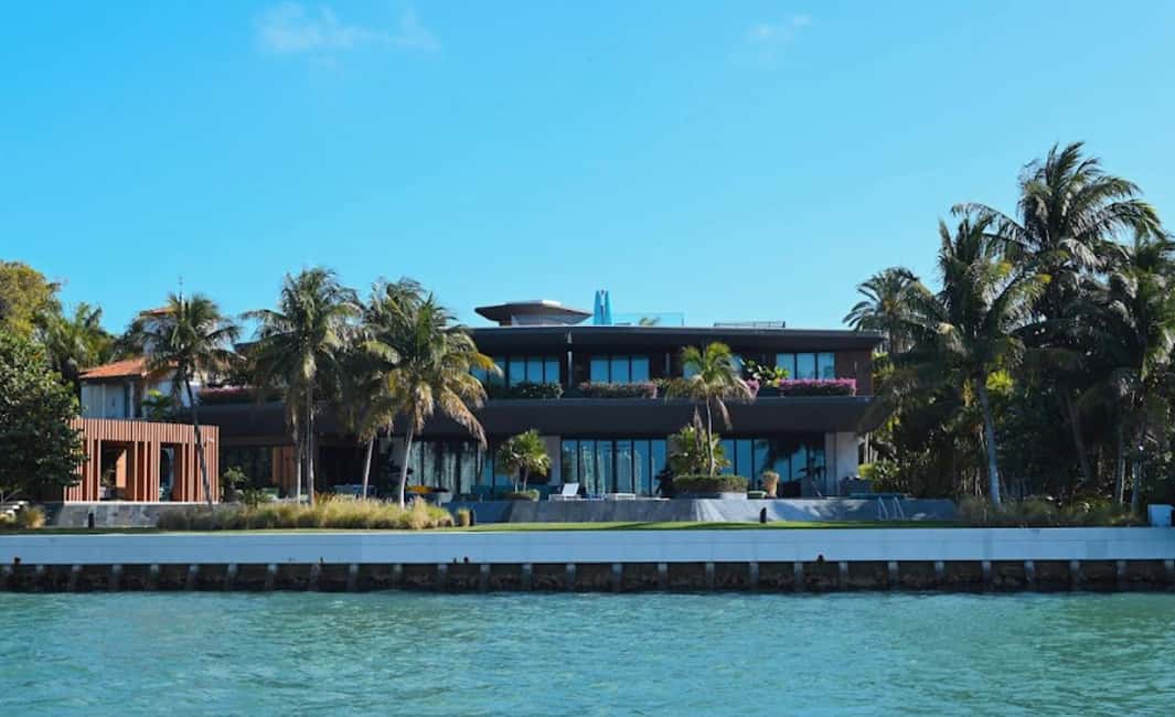 Miami: Biscayne Bay Millionaire's Homes Sightseeing Cruise - Palm Island and Fisher Island: The Quiet Contrast