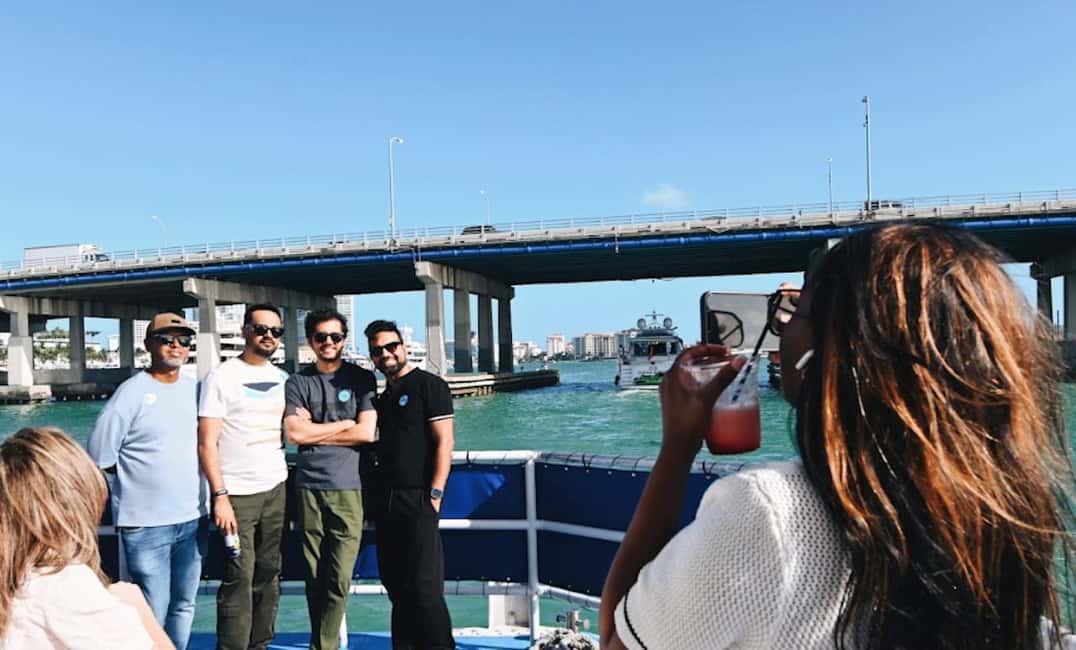 Miami: Biscayne Bay Millionaire's Homes Sightseeing Cruise - Port of Miami and Downtown Miami: Ship-Watching Bonus
