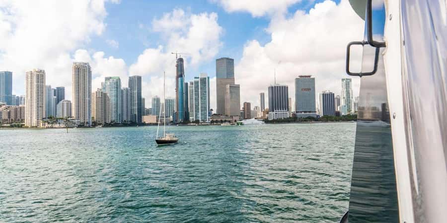 Miami: Celebrity Homes Boat Tour with Guide - Port of Miami and Miami Beach: Two totally different waterfront moods