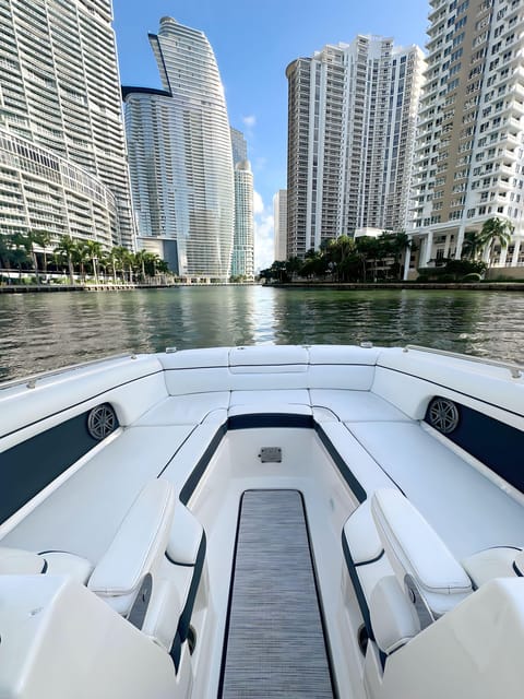 Miami: Private Luxury Boat Charter with a Captain - Price and logistics: what you really pay for (and why it still adds up)
