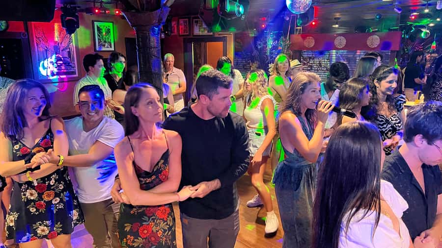Miami Salsa Party: Lessons, Mojitos, Appetizers & Live Music - The lesson set: beginner bachata at 8:00 and salsa at 9:20