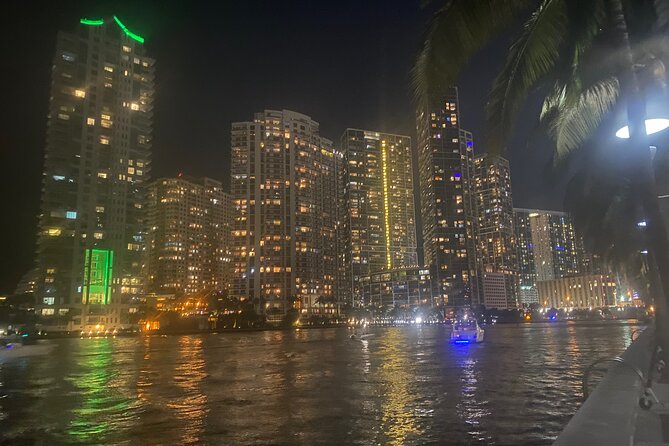 Miami Sightseeing Cruise on a Luxury Yacht - How “luxury” matches reality on a small 2-level boat