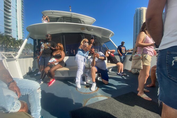 Miami Skyline: Happy Hour Cruise Music & Cash Bar - Why the Biscayne Bay route beats a shore stroll