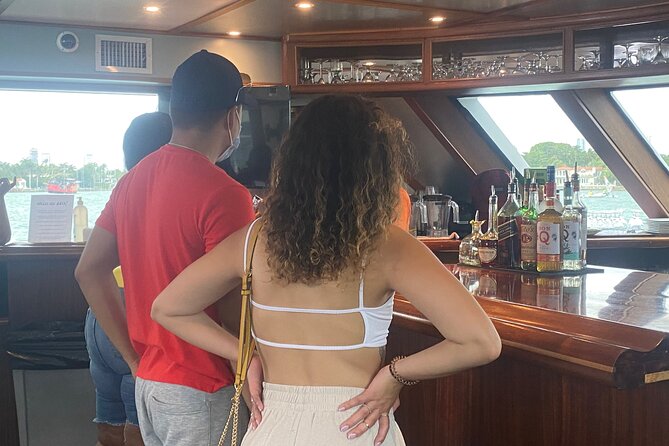 Miami Skyline: Happy Hour Cruise Music & Cash Bar - Star Island and the Venetian Islands: celebrity views without the hassle