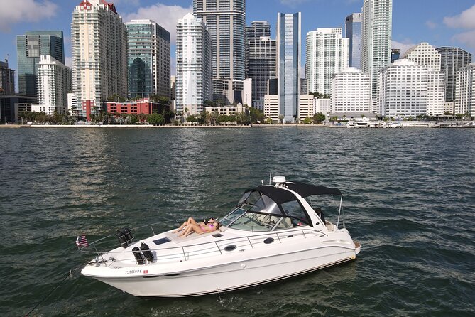 Private Yacht Rental in Miami Up to 12 People - A Likely On-Water Flow (What the 2–4 Hours Feels Like)